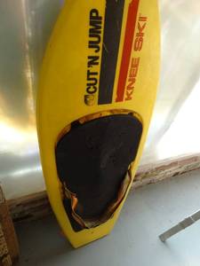 lot 7232 image: Cut n jump knee ski.