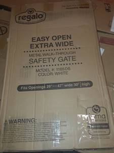 lot 2264 image: Regalo Easy Open 50 Inch Super Wide Walk Thru Gate - White