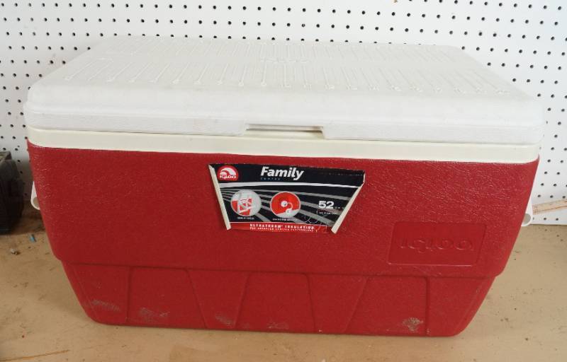 lot 1579 image: Large Igloo Family Sized Cooler - Nice, clean no odors