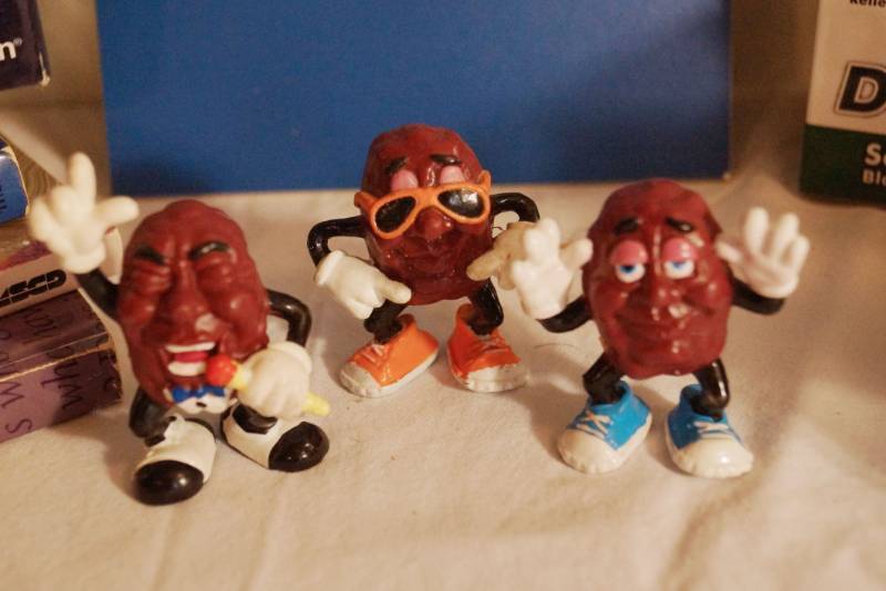 lot 1447 image: California Raisins Collectibles- Wooden Brain Game-Triominoes Game-Detox your feet set-new in box