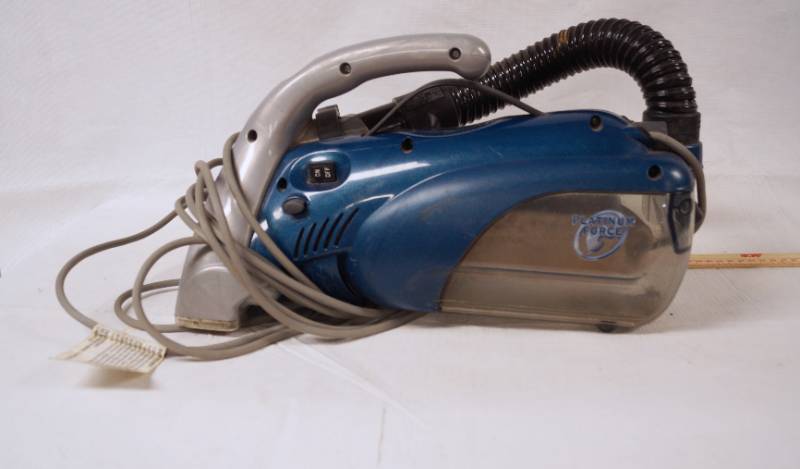 lot 4095 image: Little Blue Shop Vac - Powers On