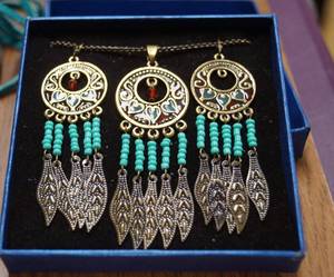 lot 4312 image: Stunning Womens Necklace and Earring Set - See Pics One Stone Is Missing