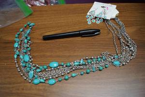 lot 4319 image: Stunning Bracelet and Earring Set