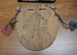 lot 4323 image: Beautiful Leather Native American Chief Pouch