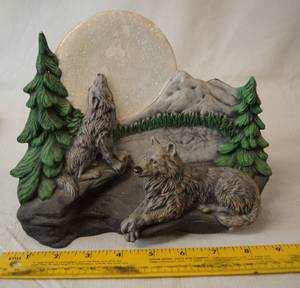lot 4344 image: Wolf and Moon Ceramic Figurine - Beautiful