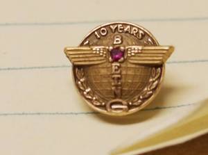 lot 4382 image: Vintage and Rare 10 Year Boeing Pin wred stone  Great Find