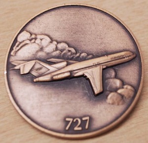 lot 4396 image: Vintage Boeing 727 Plane Coin - Cool Find