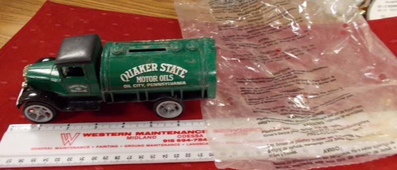 lot 4476 image: ERTL 1931 Hawkeye Quaker State Motor Oils - Die-Cast Metal Bank