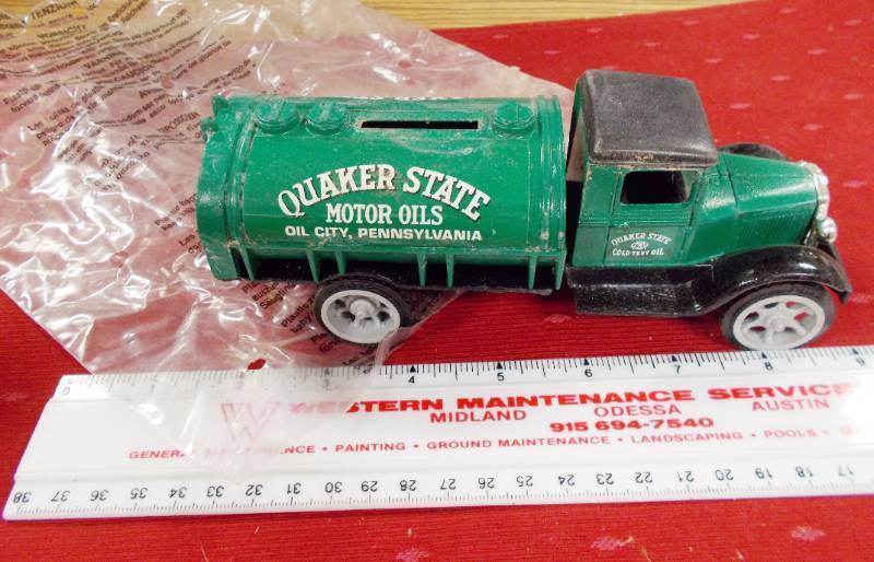 lot 4479 image: ERTL 1931 Hawkeye Quaker State Motor Oils - Die-Cast Metal Bank