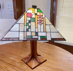 lot 2709 image: Great Stained Glass Shade Accent Lamp - Base is Wood Works See pics