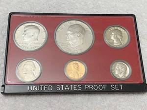 lot 2725 image: 1776-1976 United States Mint Set - S San Francisco Mint - In Hard Plastic Case