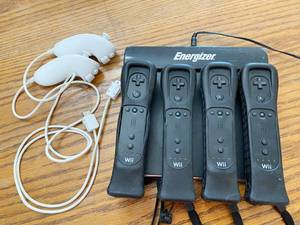 lot 2784 image: WII Controllers wcharger - See Photos