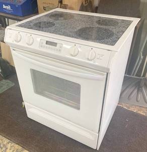 lot 4421 image: Amana Ceramic Top Stove - works