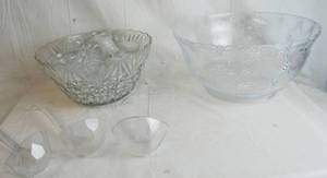lot 2622 image: Glass and Plastic Bowls - Punch Set - Nice