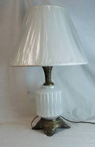 lot 2631 image: Beautiful Dual Light Table Lamp - Bottom &amp Top Lights - WOW
