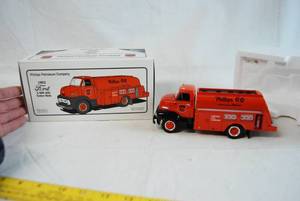 lot 5003 image: First Gear 1953 Ford C-600 with Tanker Body Die Cast Car Bank