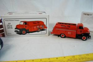 lot 5004 image: First Gear 1953 Ford C-600 with Tanker Body Die Cast Car Bank