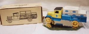 lot 4535 image: ERTL 1931 Hawkeye Crate Chiquita Banana Truck Bank