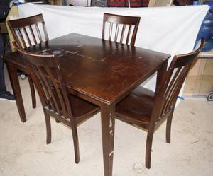 lot 2660 image: Dining Table w4 Chairs - Great starter set - see pics for measurements