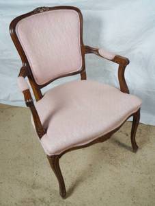 lot 2646 image: Vintage Style&nbsp Beautiful Pink Chair - Matching Chair on Lot# 2647