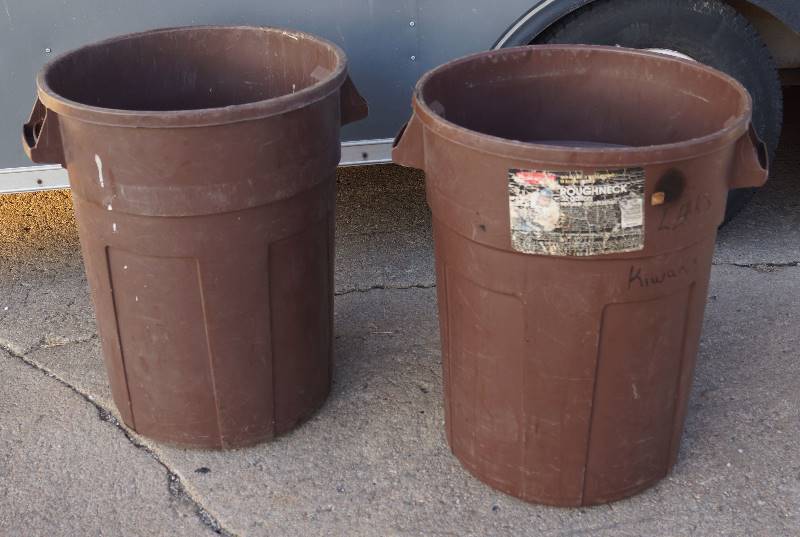 Lot of 2 Trashcans - Rubbermaid 32 Gallon Trash Cans