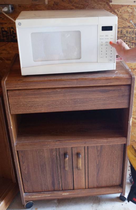 lot 6384 image: General Electric Microwave w Rolling Cart and Contents - Microwave Powers On