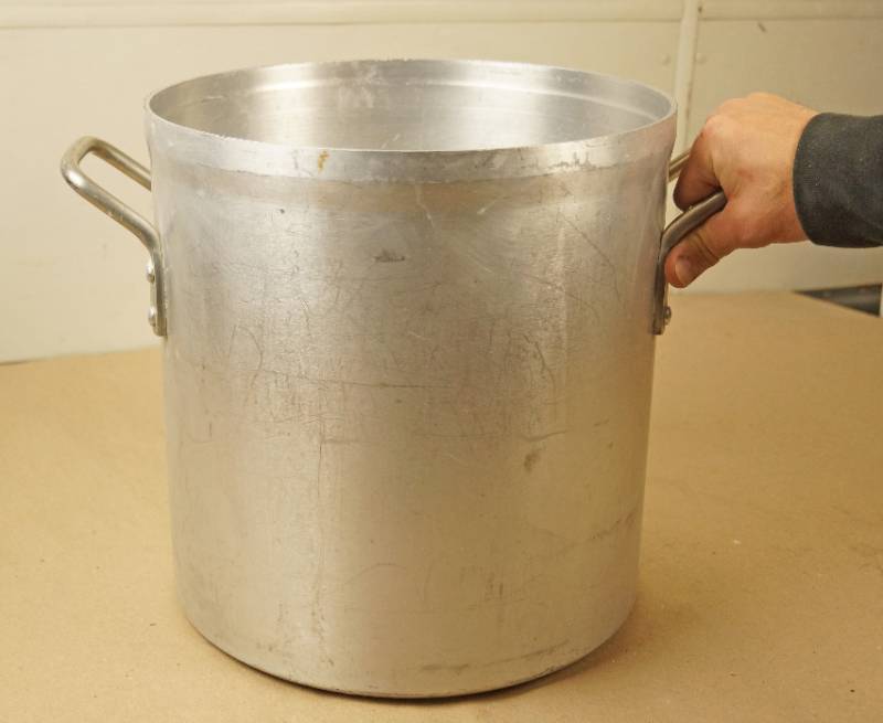 lot 2568 image: Very Large Restauraunt Style Eagleware  24 Quarts Cooking Pot