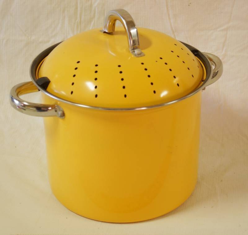 lot 9019 image: Awesome Non-Stick Cooking pot with inter-locking strainer lid - COOL
