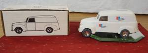 lot 2073 image: ERTL 1950 Dominos Truck Bank