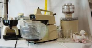 lot 2103 image: Lot of Misc. Kitchen Gadgets - Juicer, Mixer and more