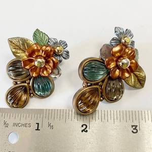 lot 3269 image: Pair of Vintage Costume Earrings - Beautiful Style - Clip On - about 2 tall each
