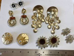 lot 3271 image: Lot of 6 Pairs of Vintage Clip-On Earrings - Costume Style - The nice ones