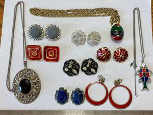 lot 3272 image: Lot of Vintage Clip-On Earrings and Fashion Costume Necklaces - GREAT STYLE - Pretty