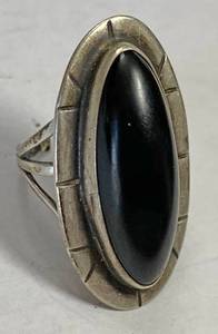 lot 3282 image: Very Pretty Ring with a black center stone - adjustable back