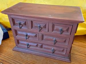 lot 3387 image: Neat Wooden Jewelry Box - Store all of your pretties