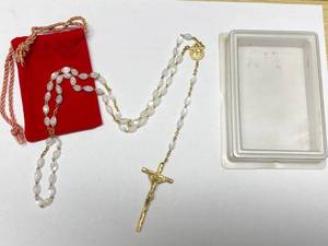 lot 2160 image: Rosary Bead Necklace - Crucifix w velvet pouch in original case - Very beautiful white pearlized beads
