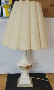lot 2153 image: Beautiful Vintage Lamp