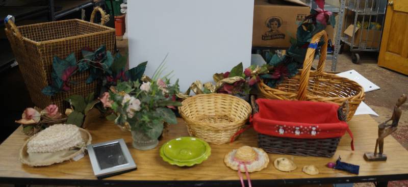 lot 4002 image: Box of Misc.Home Decor Items - See Photos