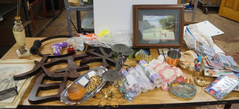 lot 4003 image: Huge Lot of Misc. Items - Wall Borders, Wall Art and More