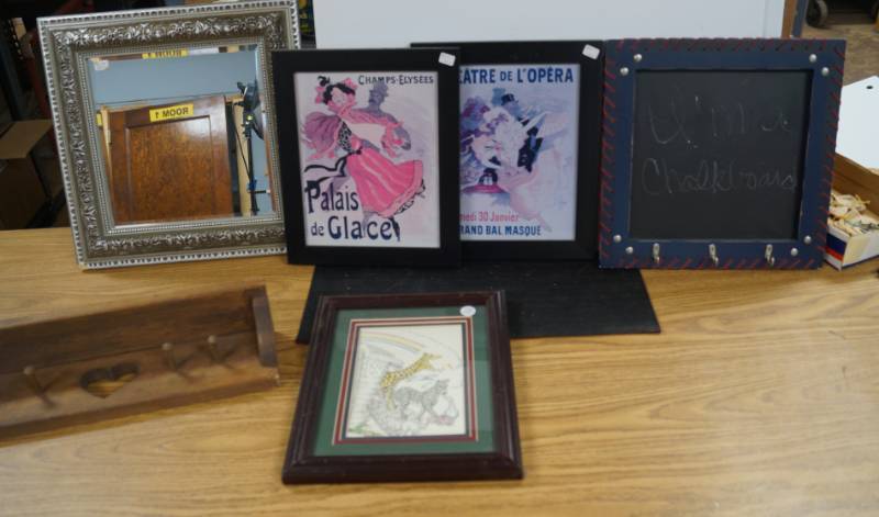 lot 4011 image: Lot of Wall Decor - Nice