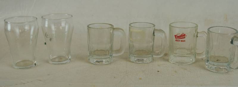lot 4024 image: Lot of Glasses and Mugs - FROSTIE ROOT BEER