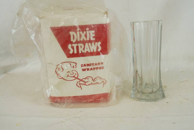 lot 4027 image: Vintage Straw Holder w Dixie Straws