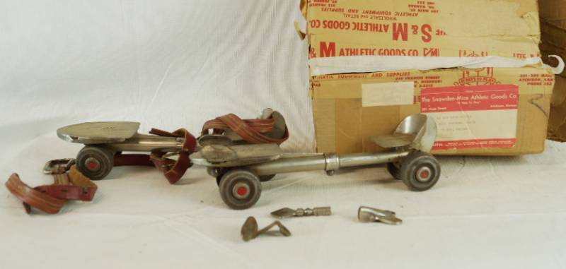 lot 4028 image: Vintage Roller Skates wkey and box