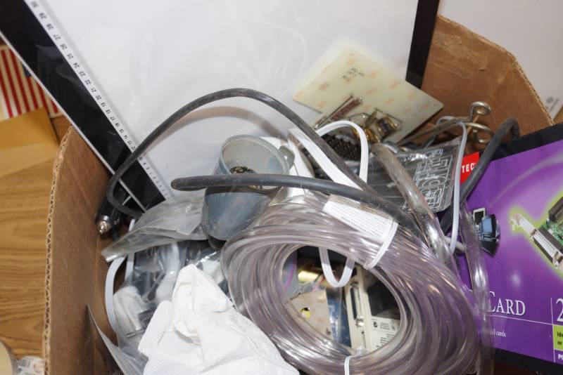 lot 4069 image: Mystery Lot of Electronic Stuff, Computer Stuff Hardware and more
