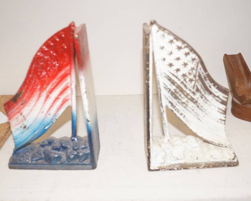 lot 4074 image: Metal Cast Iron Flag Book Ends - These are heavy
