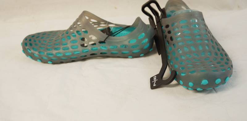 lot 4077 image: New Water Shoes - Ladies size 78
