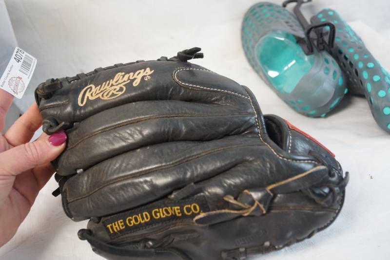 lot 4078 image: Rawlings Black Baseball Glove - The Gold Glove Co.