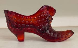 lot 2675 image: Beautiful FENTON Glass Shoe - Very Collectible Slipper