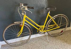 lot 2712 image: Vintage Schwinn Breeze Ladies Bicycle