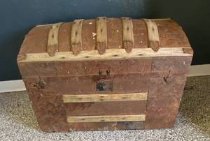 lot 2714 image: Vintage Wooden Dome Humpback Steamer Trunk - See photos for measurements